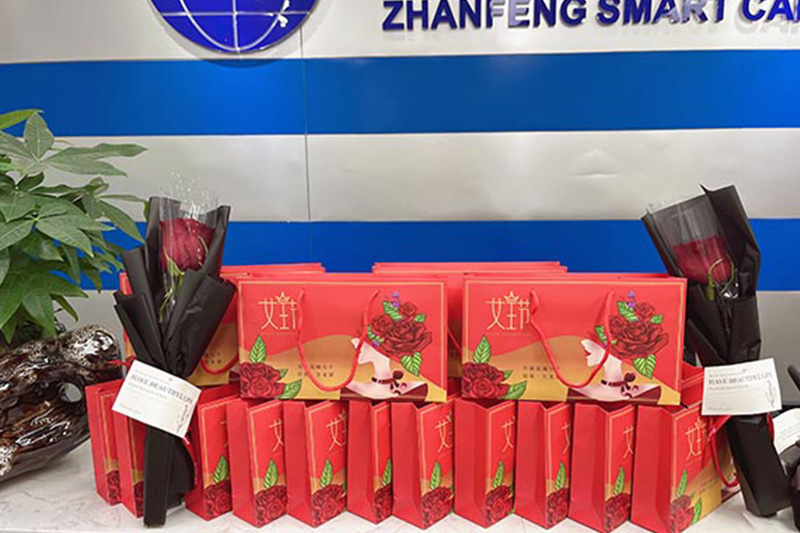 展丰科技发放三八妇女节纪念品